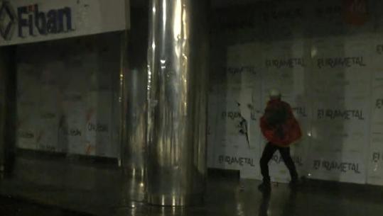 Të rinjtë me maska sulmojnë një bankë në Bulevard dhe bizneset private (VIDEO)