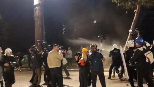 Policia shpërndan protestuesit e dhunshëm me spray me piper te Bulevardi! Sërish të shoqëruar