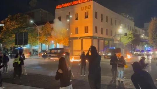 Vijojnë sulmet ndaj policisë, protestuesit u hedhin molotovë automjeteve