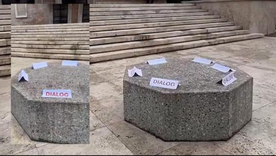 Protestuesit thyenë e dogjën ‘karriget e dialogut’, Rama sërish ftesë për bisedime! Para Kryeministrisë vetëm sofra prej guri (VIDEO)