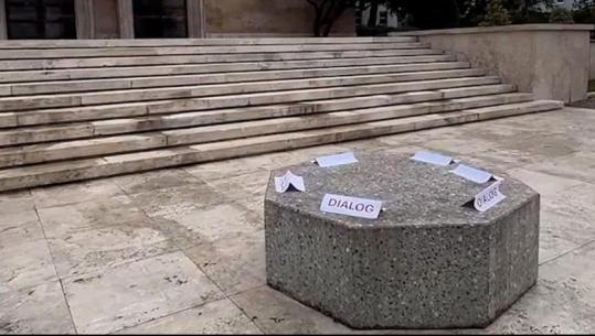 Protestuesit thyenë e dogjën ‘karriget e dialogut’, Rama sërish ftesë për bisedime! Para Kryeministrisë vetëm sofra prej guri (VIDEO)
