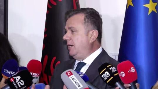 Protestat/ Balla pas mbledhjes së Grupit: Studentët në Shqipëri të marrin shembull nga ata në Serbi! Militantët e PD dhunuan pllakatat përkujtimore të 4 dëshmorëve të 21 Janarit