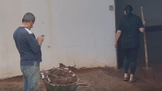 30 minuta shi përmbytën Ujin e Ftohtë në Vlorë, banorët edhe sot mes mbetjeve dhe baltës: Përroi është bllokuar, të ndërhyjë bashkia