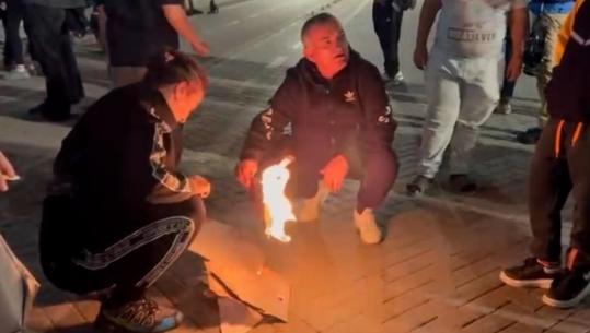 Protestuesit djegin foto të Ramës e Vuçiçit para kryeministrisë