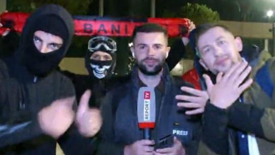 Me maska dhe simbole, protestuesit ‘rrethojnë’ gazetarin e Report Tv, thirrje dhune: Rama të japë dorëheqjen, mos ta shtyjë deri në luftë civile