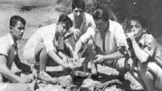 ‘Të ardhurat nga drama ku Enveri luante rolin e Zylyftar Podës shkuan për statujën e Çerçiz Topullit…’- Biografia e panjohur e Hoxhës e vitit 1969