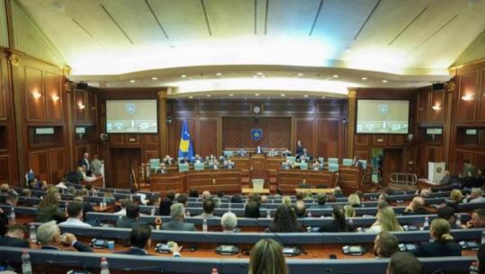 U ekzekutua disa orë pasi kërkoi ndihmë në Polici, Kuvendi i Kosovës miraton rezolutë për hetimin e vrasjes së Arlinda Zekajt dhe parandalimin e dhunës ndaj grave