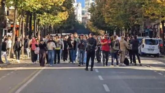 Protestuesit nisin sërish grumbullimin në Tiranë, marshojnë drejt Ministrisë së Arsimit