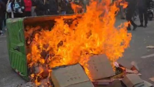 Dita e 15-të, protestuesit djegin koshin e mbeturinave në mes të rrugës (VIDEO)