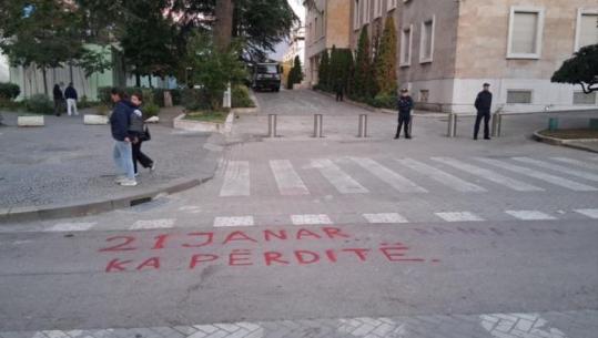 Pas heqjes së pllakës përkujtimore të Aleks Nikës, protestuesit mesazh para kryeministrisë: 21 Janar ka përditë