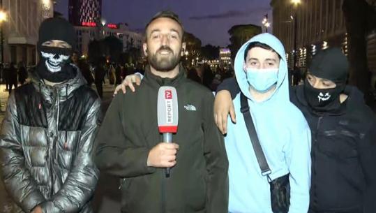 Protestuesit e maskuar raportojnë 'live' me  gazetarin e Report Tv: Ta haj zemrën