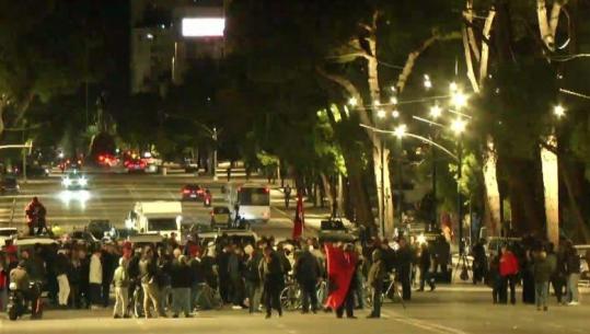Pas Ministrisë së Arsimit, një grup protestuesish zhvendosen para Kryeministrisë! I  vënë flakën një peme (VIDEO)