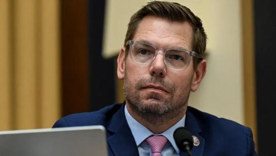 Hetimi ndaj ish-kongresmenit amerikan Eric Swalwell për ngacmim seksual, agjentët e FBI-së bastisin një banesë në Kaliforni