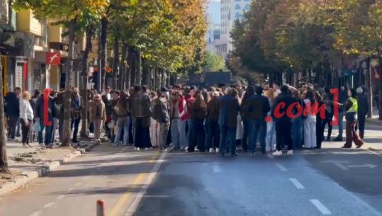 Koasi mes organizatorëve/ Dje në 14:00, sot në 11:00, një grup studentësh mblidhen te ministria e Arsimit