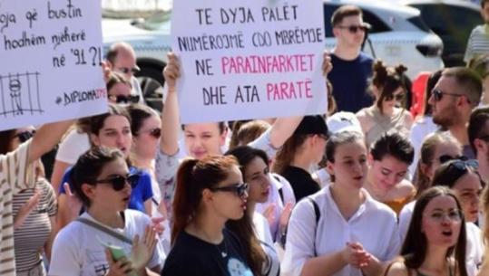Arsimi që proteston për politikë, por që prodhon analfabetë