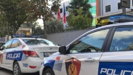 Vlorë/ Zbardhen 3 vjedhje në biznese dhe lokale, arrestohen dy persona dhe shpallet në kërkim një tjetër! Në pranga edhe një 42-vjeçar