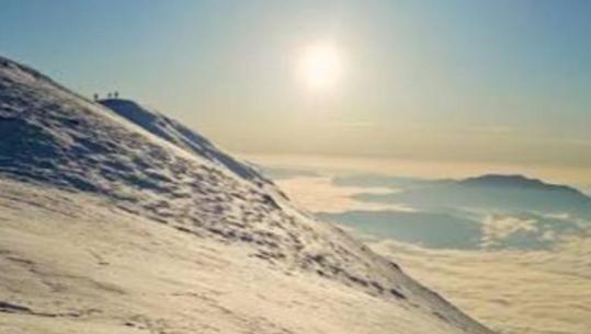 Bie bora e parë në Kukës, zbardhen bjeshkët dhe fshatrat malore! Temperaturat zbresin nën zero