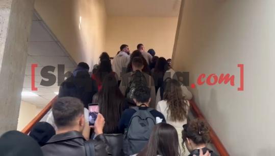Kaosi mes organizatorëve/ Dje në 14:00, sot në 11:00, një grup protestuesish mblidhen te Ministria e Arsimit e marshojnë drejt Kryeministrisë! Një pjesë 'mësyjnë' brenda Ekonomikut (VIDEO)