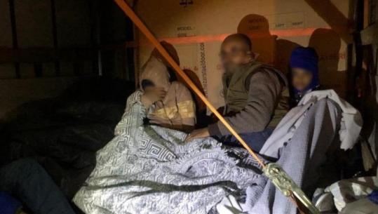 Skaneri zbulon 6 emigrantë të fshehur në kamionin në Kapshticë, ishin nisur nga Turqia për të shkuar në BE