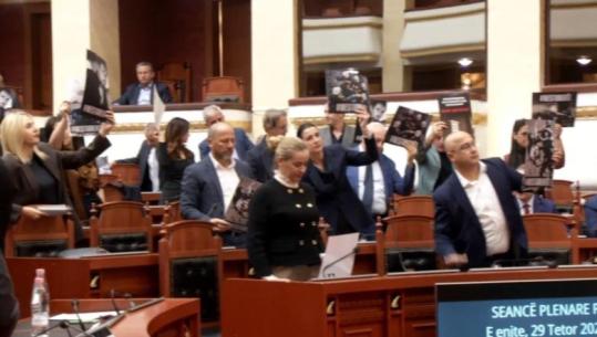 Nis seanca plenare, deputetët e PD godasin tavolinat me duar! Bllokojnë foltoren