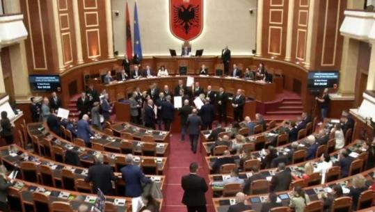 Nis me tensione seanca plenare në Kuvend, deputetët e opozitës bllokojnë foltoren! Dhjetëra makina Policie para Kuvendit (Rendi i ditës)