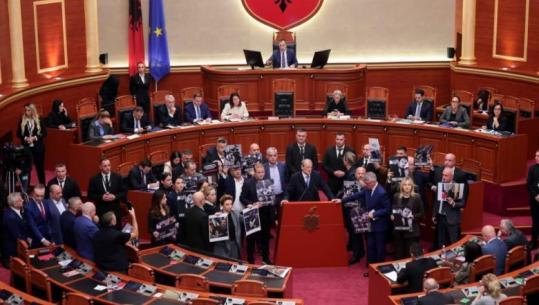 Kuvend/ Tensione të forta në seancën plenare, Berisha thirrje për dhunë: Ju meritoni thyerje kockash e çarje kafkash! Peleshi: Të hiqet e drejta e fjalës për gjithë ditën