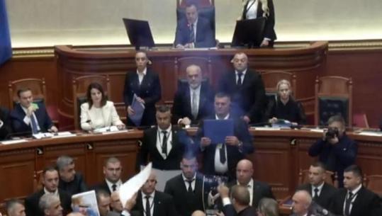 Tensione të forta në seancën plenare, Berisha thirrje për dhunë: Ju meritoni thyerje kockash e çarje kafkash! Peleshi: Të hiqet e drejta e fjalës për gjithë ditën! Në Kuvend edhe Rama