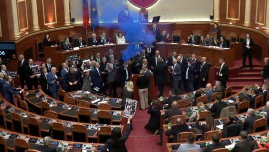 Përplasjet dhe flakadanë në Kuvend, 4 deputetë demokratë përjashtohen nga seanca plenare