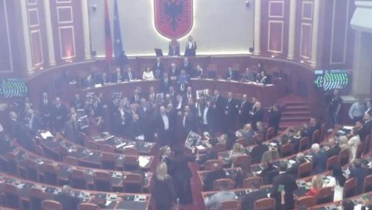 Tensione të forta në seancën plenare, Berisha thirrje për dhunë, i hiqet e drejta e fjalës për gjithë ditën! Në Kuvend edhe Rama! Opozita hedh flakadanë