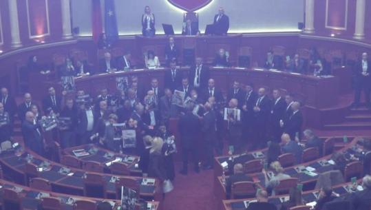 Në shenjë solidarizimi me Erion Vishkullin e dëmtuar në protestë, disa deputetë të PD në Kuvend me një sy të fashuar