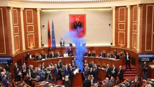 Pas tensioneve, përplasjeve dhe tymueseve në sallë, mbyllet seanca plenare në Kuvend