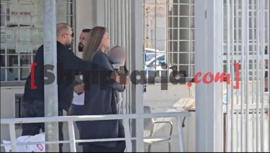 Me djalin e vogël në krah Ajola Xoxa, shkon të takojë Veliajn në burgun e Fierit