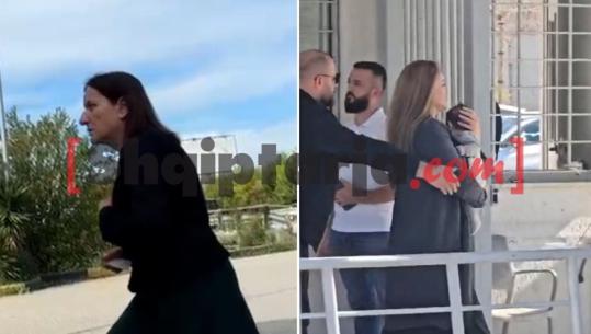Kryebashkiaku Veliaj u transferua nga burgu i Durrësit tek ai i Fierit, e ëma dhe bashkëshortja me djalin e vogël shkojnë ta takojnë (VIDEO)