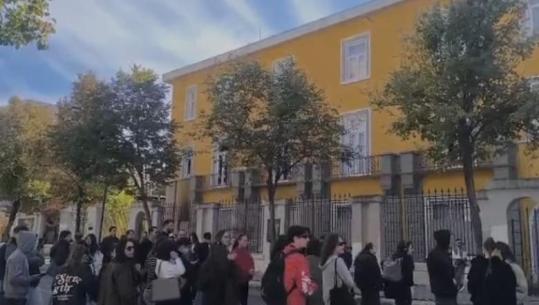 Protesta në Tiranë, pas Kuvendit një grusht protestuesish mblidhen para Ministrisë së Arsimit!