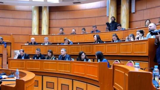 Veliaj në paraburgimin e Fierit/ Demokratë e socialistë ngrenë alarmin në Këshillin e Tiranës, Teliti: E rrëmbyen dhe e paketuan! Zhulali: U transferua për një status në FB! Valteri: Po mbahet në kushte të rënda
