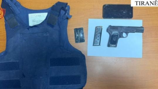 Tiranë/ Arrest në shtëpi, por qarkullonte i armatosur, 41-vjeçari kapet me pistoletë dhe municion! Vihet në pranga 