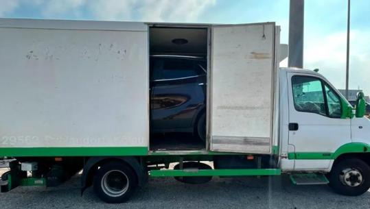 Itali/ Po transportonte në kamionin frigoriferik dy makina drejt Shqipërisë, policia e gjobit me 10 mijë euro! I heq edhe patentën të riut shqiptar