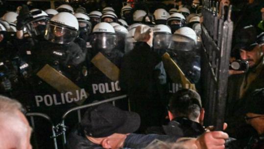 Presidenti i Gjykatës Kushtetuese të Polonisë u pezullua nga detyra, qytetarët në protestë! 3 të arrestuar pas tensioneve të shkaktuara