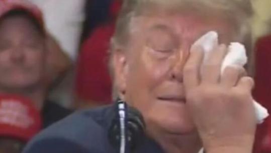 Momenti i sikletshëm për Trump gjatë tubimit në Florida, ndërpret fjalimin dhe fshin syrin me pecetë: Do të thonë se jam rëndë i sëmurë