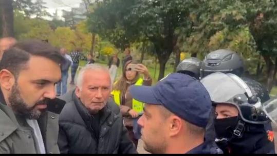 Dy protesta kombëtare sot në Tiranë/ Deputetët e PD përplasen me policinë te bulevardi! Studentët grumbullohen para Ministrisë së Arsimit!  (VIDEO) 
