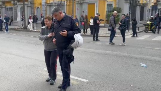 Protesta te Ministria e Arsimit, polici ndihmon të moshuarën dhe bisedon me të