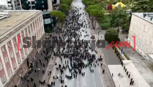 Protesta kombëtare e PD, një grup militantësh para kryeministrisë