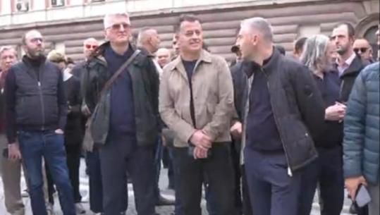 Thirri protestën e PD, asnjë shenjë e Berishës para kryeministrisë! Dërgon Nokën, Bardhin dhe deputetë të tjerë