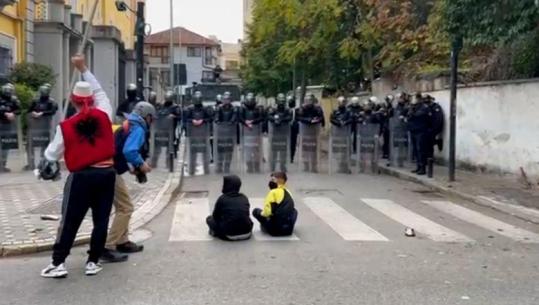 Protesta te Ministria e Arsimit/ Protestuesit e vegjël ulen në rrugë para efektivëve
