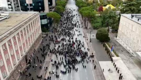 LIVE TV- Dy protesta kombëtare në Tiranë/ Berisha mungon te kryeministria, deputetët e PD përplasen me policinë në bulevard! Studentët grumbullohen para Ministrisë së Arsimit! (VIDEO) 