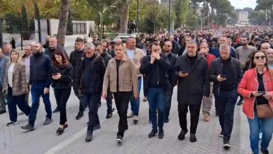 Berisha mungon, deputetët demokratë marshojnë drejt Ministrisë së Arsimit për t’iu bashkuar protestuesve