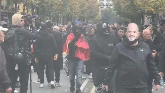 Protesta te Ministria e Arsimit, një pjesë e protestuesve të maskuar! Njëri prej tyre maskohet si Rama