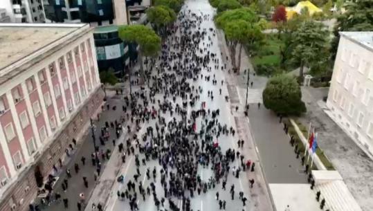 LIVE TV- Thirri protestë kombëtare, por Berisha mungon sërish! Demokratët marshim, i bashkohen grupit të protestuesve të Ministria e Arsimit, pjesë edhe maskat 