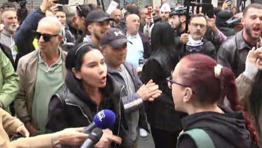 Berisha fut militantët në protestë, tensione me protestuesit: Përçarja i shërben Ramës! Të rinjtë: Demokratët të vijnë, Berisha e deputetët jo!