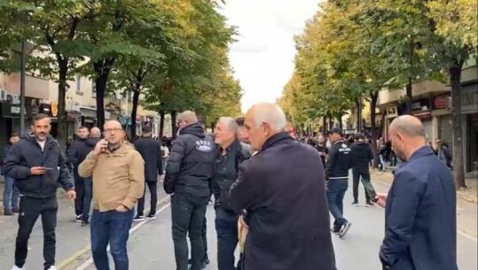 Protesta te Ministria/ Saimir Korreshi e Xhelal Mziu mes turmës